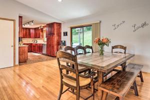 cocina y comedor con mesa y sillas en Charming Mills River Home with Porch and Yard!, en Mills River