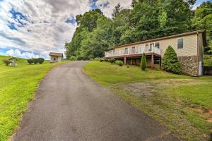 Imagen de la galería de Charming Mills River Home with Porch and Yard!, en Mills River