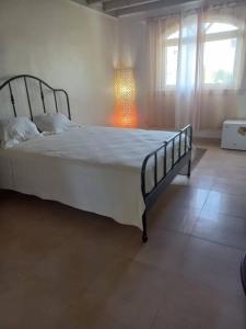 1 dormitorio con 1 cama grande con colcha blanca en casa maria, en La Romana