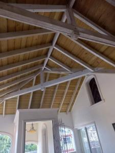 eine Decke in einem Zimmer mit Holzdecken in der Unterkunft casa maria in La Romana