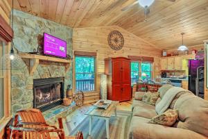 - un salon avec un canapé et une cheminée dans l'établissement Bigfoots Hideout in Blue Ridge with Hot Tub!, à Blue Ridge