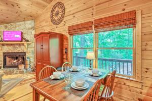 une salle à manger avec une table, des chaises et une cheminée dans l'établissement Bigfoots Hideout in Blue Ridge with Hot Tub!, à Blue Ridge