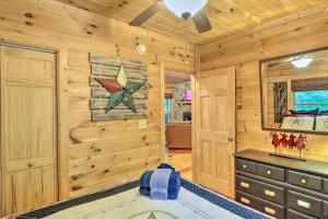 Ένα μπάνιο στο Bigfoots Hideout in Blue Ridge with Hot Tub! +29 φωτογραφίες
