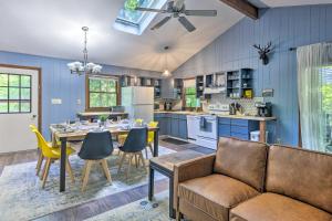- une cuisine et une salle à manger avec une table et un canapé dans l'établissement Big Bass Lake Home in Gouldsboro Wraparound Deck, à Gouldsboro