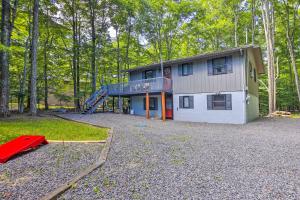 Photo de la galerie de l'établissement Big Bass Lake Home in Gouldsboro Wraparound Deck, à Gouldsboro