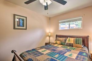 une chambre avec un lit et un ventilateur de plafond dans l'établissement Red River Ski Condo on Main St - Mtn View!, à Red River