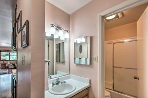 une salle de bain avec un lavabo et un miroir dans l'établissement Red River Ski Condo on Main St - Mtn View!, à Red River 20 autres photos
