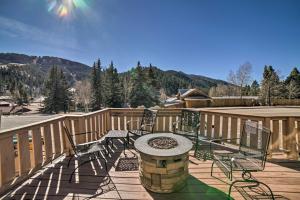 une terrasse en bois avec des chaises et une table. dans l'établissement Red River Ski Condo on Main St - Mtn View!, à Red River