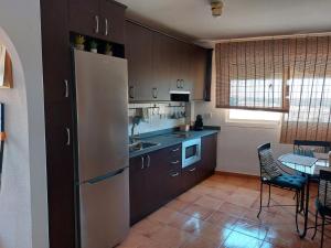Kuchyňa alebo kuchynka v ubytovaní Isleta apartamento con terraza, vistas y WIFI