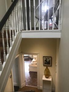 korytarz ze schodami z kanapą pod nim w obiekcie Clifton Lodge w mieście Lytham St Annes
