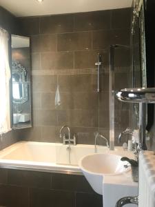 łazienka z wanną i umywalką w obiekcie Clifton Lodge w mieście Lytham St Annes