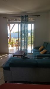 Зона вітальні в Les Chandels Appartement avec terrasse vue mer Manapany les bains