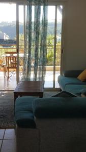 Зона вітальні в Les Chandels Appartement avec terrasse vue mer Manapany les bains