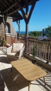Балкон або тераса в Les Chandels Appartement avec terrasse vue mer Manapany les bains