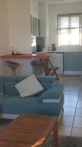 Кухня або міні-кухня у Les Chandels Appartement avec terrasse vue mer Manapany les bains