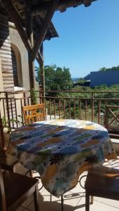 Балкон або тераса в Les Chandels Appartement avec terrasse vue mer Manapany les bains