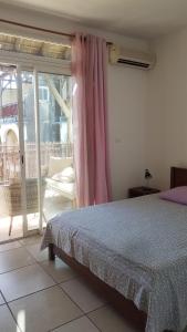 Postel nebo postele na pokoji v ubytování Les Chandels Appartement avec terrasse vue mer Manapany les bains