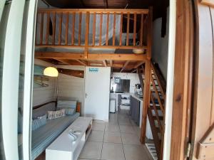 een kleine kamer met een stapelbed en een keuken bij Ali-Naïs Location in Deshaies