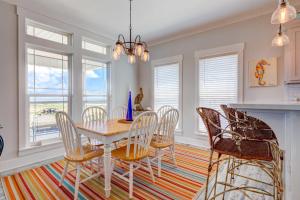 comedor con mesa y sillas en Bayfront Dauphin Island Home with Beach Access!, en Dauphin Island