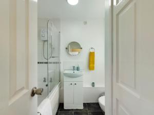 Ванная комната в 247 Serviced Accommodation in Telford- 3BR HOUSE