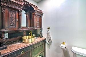 een badkamer met een wastafel en een grote spiegel bij Upscale Dickinson Getaway with Yard on 1 Acre! in Dickinson +24 foto's