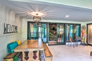 een eetkamer met een houten tafel en stoelen bij Upscale Dickinson Getaway with Yard on 1 Acre! in Dickinson