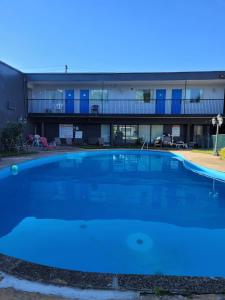 ein großer blauer Swimmingpool vor einem Gebäude in der Unterkunft 7 Nights Stay in Niagara Falls