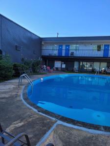 a large swimming pool in a yard next to a building at 7 Nights Stay in Niagara Falls