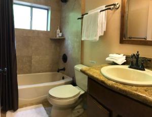 ein Badezimmer mit einem Waschbecken, einem WC und einer Badewanne in der Unterkunft Mountain View Apartment, Residential Area, Private Entrance in Sedona