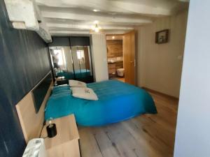 a bedroom with a blue bed in a room at Studio Centre Ville Chinon in Chinon