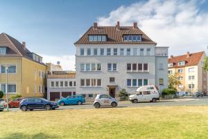 un grupo de coches estacionados frente a un edificio en Akram Appartement I - Zentral und Ruhig en Hildesheim