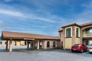 un bâtiment avec une voiture garée sur un parking dans l'établissement Days Inn by Wyndham Winnemucca, à Winnemucca