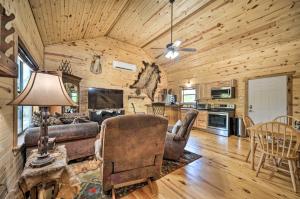 Uma TV ou centro de entretenimento em 2 Rustic Cabins with Porches on Remote Ranch!