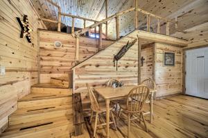 Foto da galeria de 2 Rustic Cabins with Porches on Remote Ranch! em Sabinal