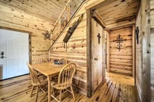 Foto da galeria de 2 Rustic Cabins with Porches on Remote Ranch! em Sabinal