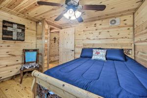 Cama ou camas em um quarto em 2 Rustic Cabins with Porches on Remote Ranch!