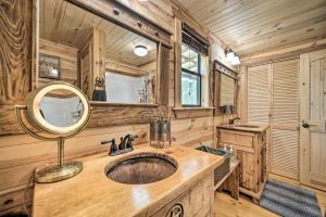 Um banheiro em 2 Rustic Cabins with Porches on Remote Ranch! mais 35 fotos