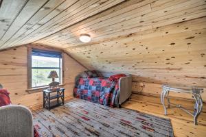 Uma área de estar em 2 Rustic Cabins with Porches on Remote Ranch!