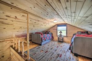 Cama ou camas em um quarto em 2 Rustic Cabins with Porches on Remote Ranch!