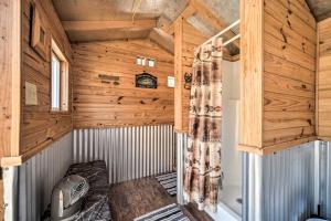 Foto da galeria de 2 Rustic Cabins with Porches on Remote Ranch! em Sabinal