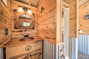 Foto da galeria de 2 Rustic Cabins with Porches on Remote Ranch! em Sabinal