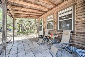 Foto da galeria de 2 Rustic Cabins with Porches on Remote Ranch! em Sabinal