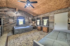 Cama ou camas em um quarto em 2 Rustic Cabins with Porches on Remote Ranch!