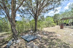 Um jardim em 2 Rustic Cabins with Porches on Remote Ranch!