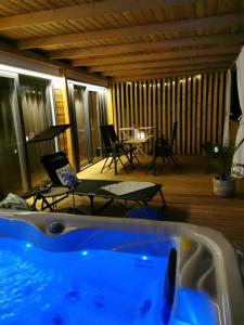 a hot tub in a room with a table and chairs at Mobile Home Aurora Selce in Selce