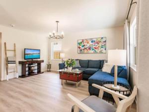 a living room with a blue couch and a tv at Blue vacation house in Venice