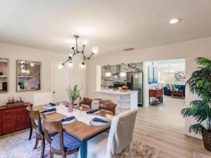 a dining room and living room with a table and chairs at Blue vacation house in Venice