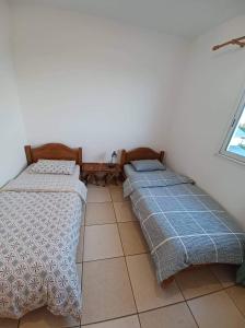 Postel nebo postele na pokoji v ubytování Les Chandels Appartement avec terrasse vue mer Manapany les bains