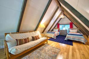 Χώρος καθιστικού στο Chalet at Peek's Creek