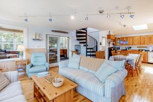 sala de estar con sofá azul y mesa en Maine Haven, en Phippsburg